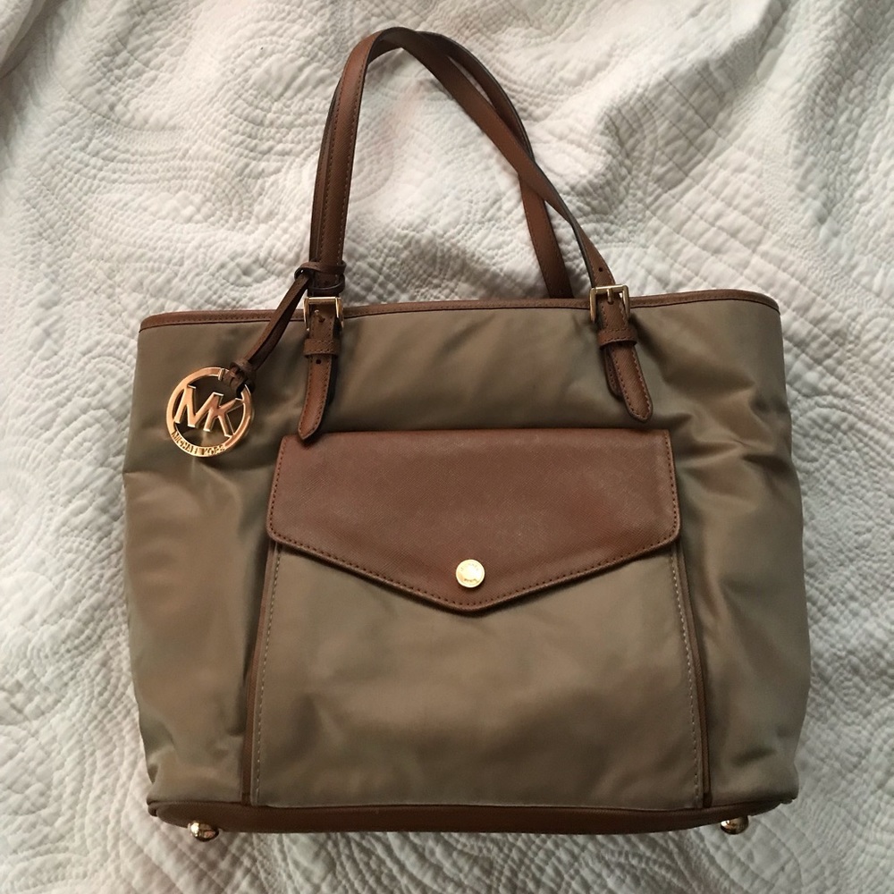 MICHEAL KORS ARMY GREEN PURSE
